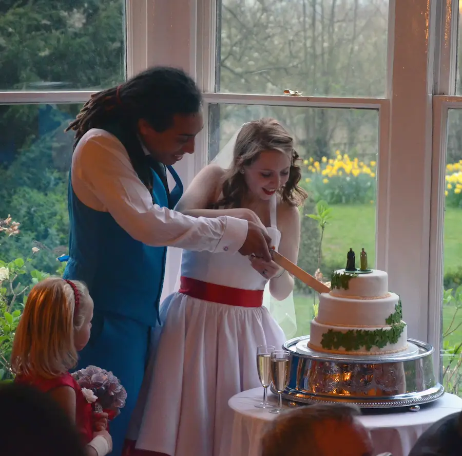 Edmund and Michaela cutting the cake